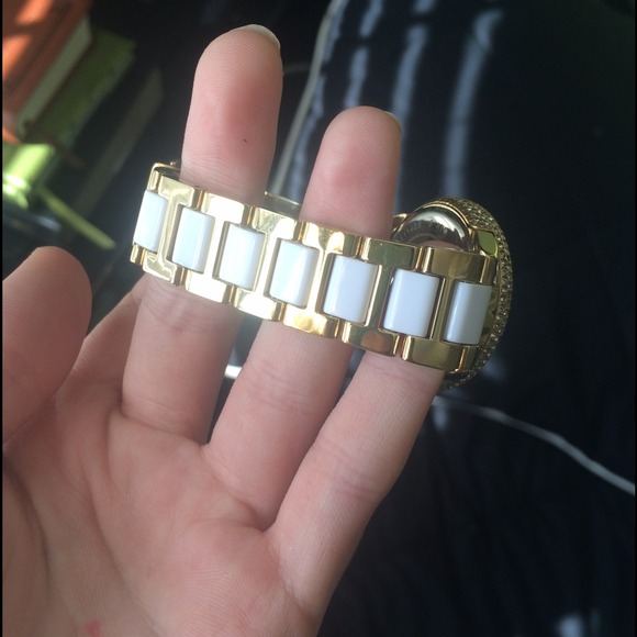 someone wanted better pictures of the watch