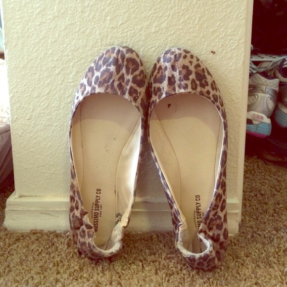🔴SOLD Leopard Flats