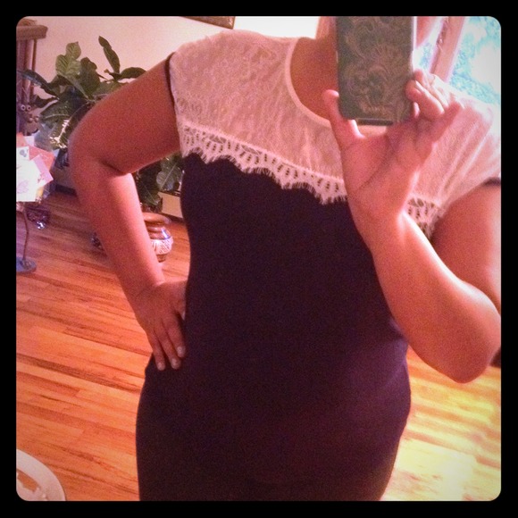 ⛔️sold⛔️White lace and navy top