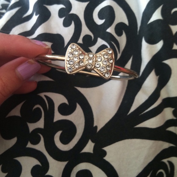 Gold Bow Bracelet - Picture 1 of 2