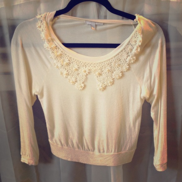 Long sleeve top, lace collar with pearls
