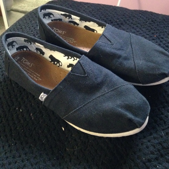 TOMS black canvas shoes