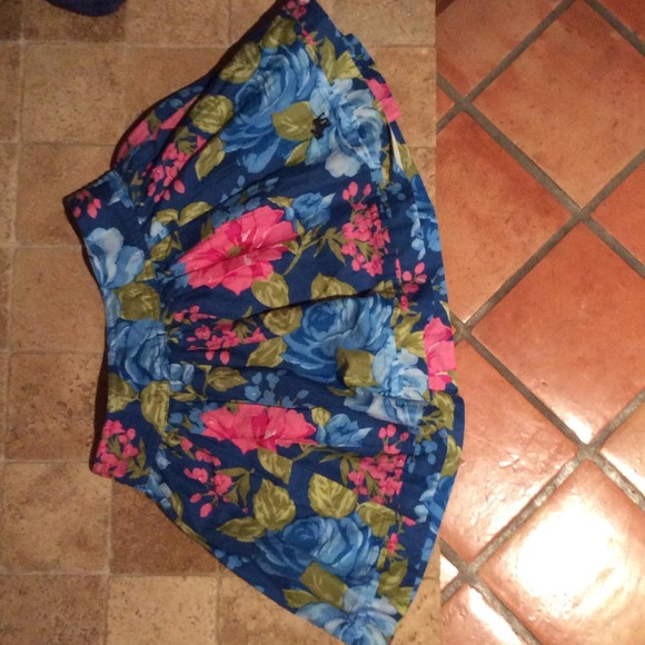 Colorful floral Abercrombie skirt!🌺🌹🌻 - Picture 2 of 4