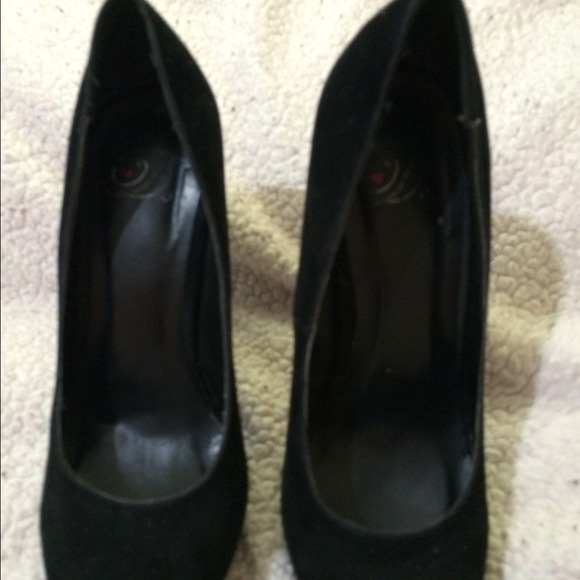 Black Pumps! - Picture 3 of 3