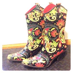 Paisley stylish rubber boots.