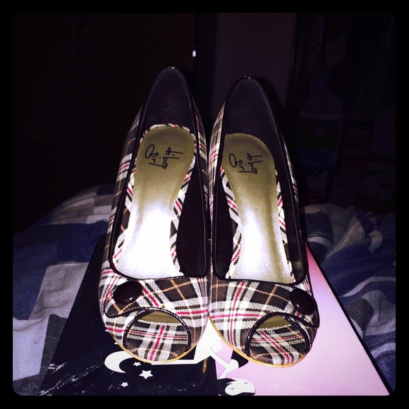 Diba Girl Brown Plaid Peep toe pumps with button