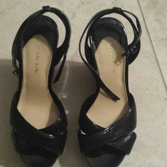 Patent leather black wedges