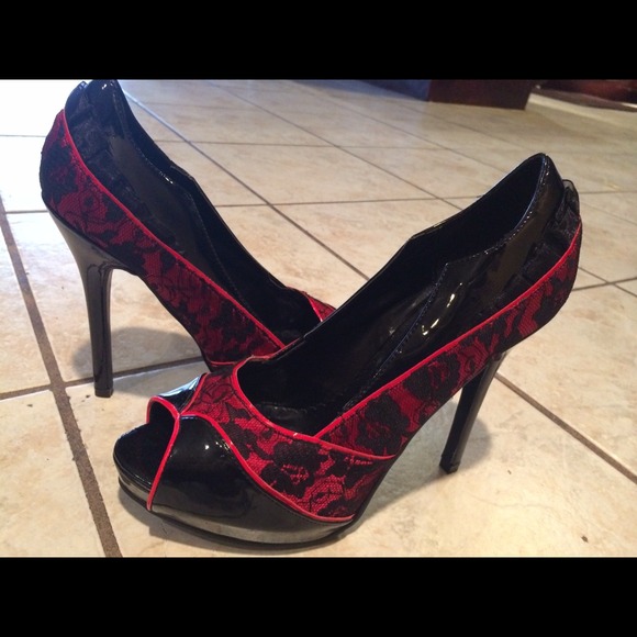 Brand new black and red lace 👠