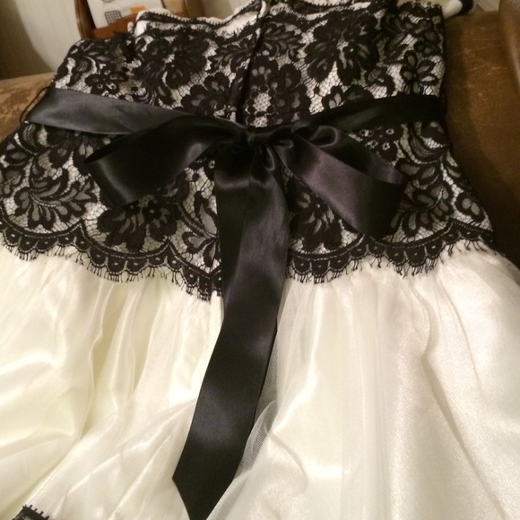 A cute little dress - Picture 3 of 4