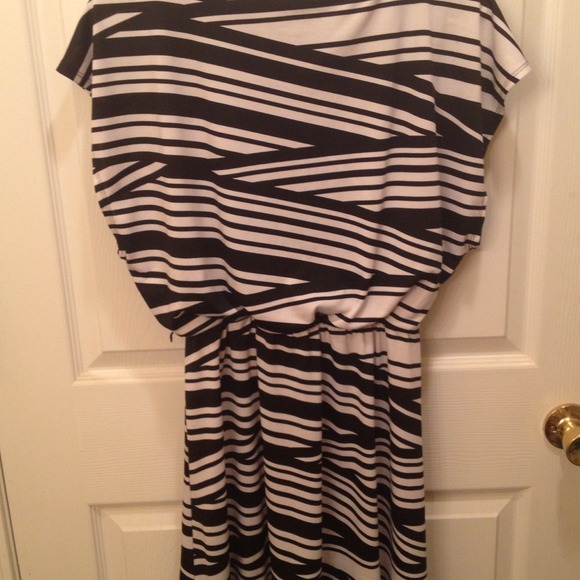 🚫SOLD🚫Black and White Stripped Dress 👗L/XL - Picture 2 of 3