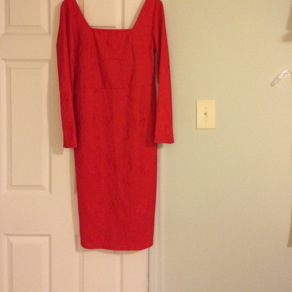 Pretty red dress - Picture 3 of 4