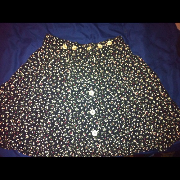 Vintage floral skirt with buttons