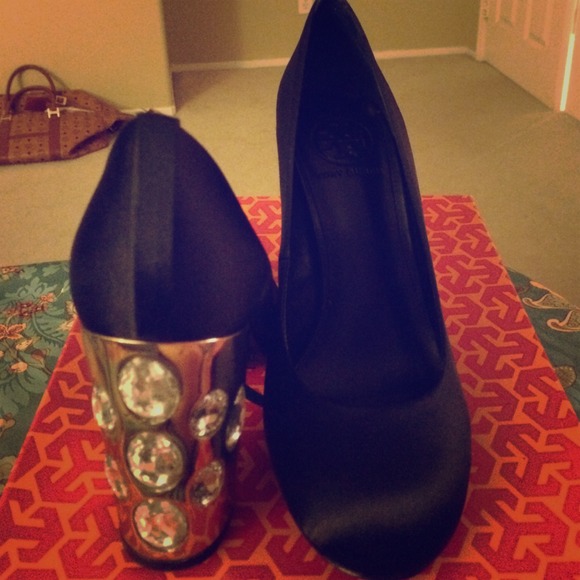 Tory Burch satin pumps
