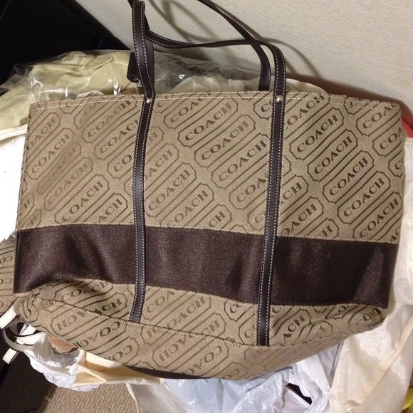 BNWT Authentic Coach bag. Large. Never been used. - Picture 1 of 4