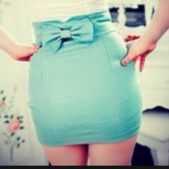 ❌Sold in a bundle❌Forever 21 Bow Back Skirt 🎀