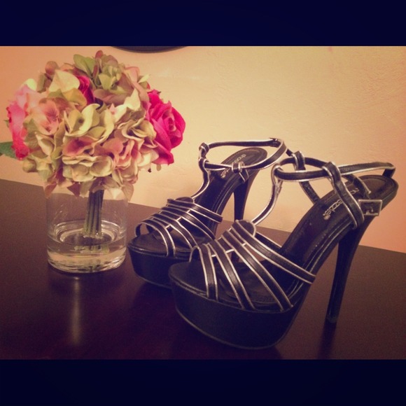 ✨Sexy Strappy Heels ✨