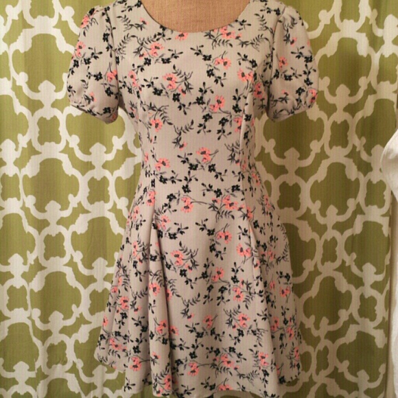 Moon Dresses & Skirts - SALE! MOON Grey Floral Keyhole Dress