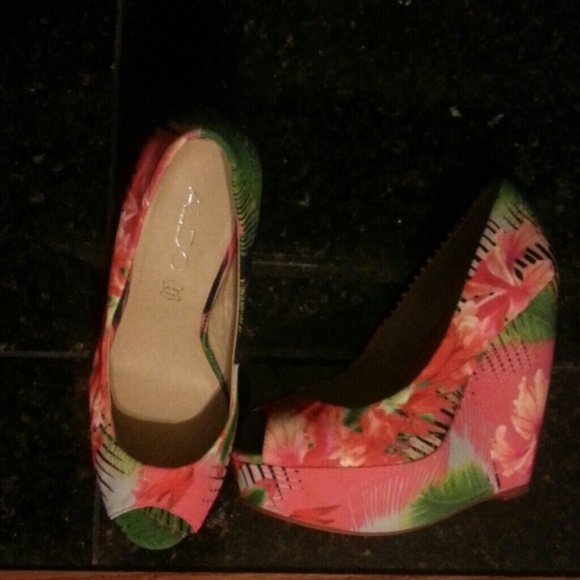 Tropical Aldo Hazinski peek toe high wedge