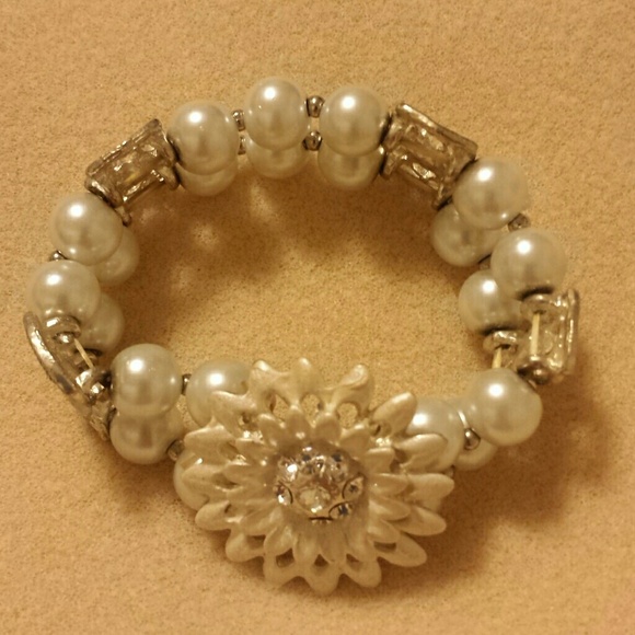 White and silver pearl and flower fashion bracelet