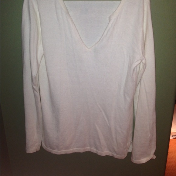 White v-neck gap sweater