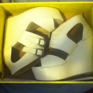 ✋✋🚨🚨 SOLD.... Cream color wedges.