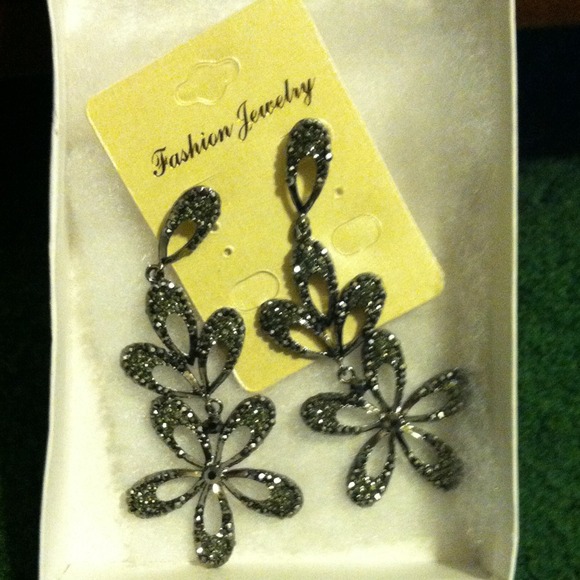 FASHION JEWELRY DANGLING EARRINGS - Picture 1 of 3