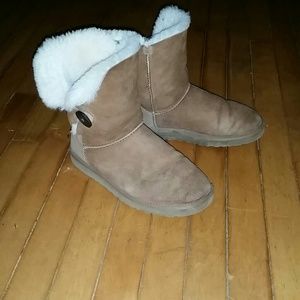 SALE!!! Bailey chestnut short UGG boots