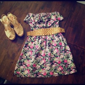 Ruffled strapless dress👗