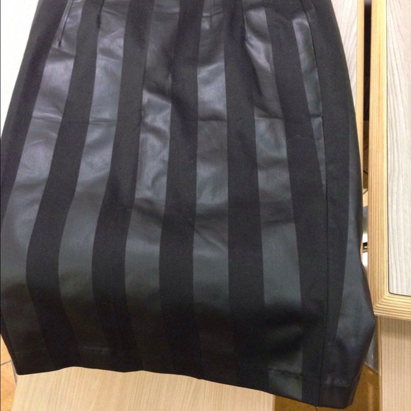 Leather-Like Striped and quilted leather skirt.