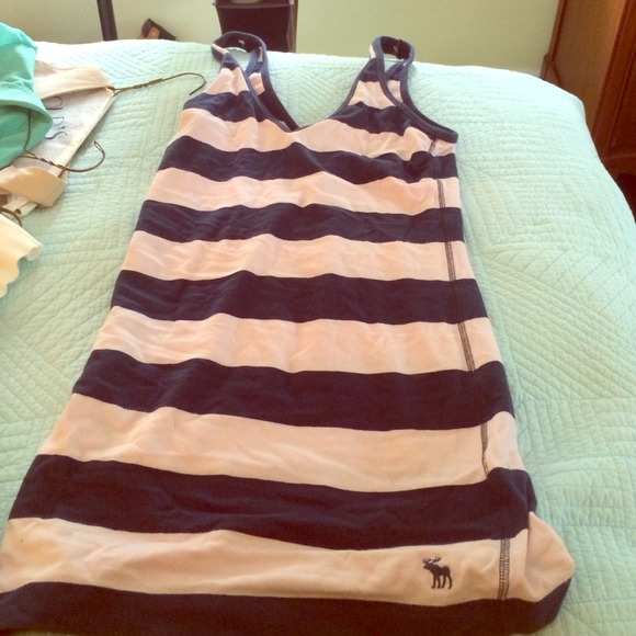 Super cute Abercrombie fitted V Neck Tank!