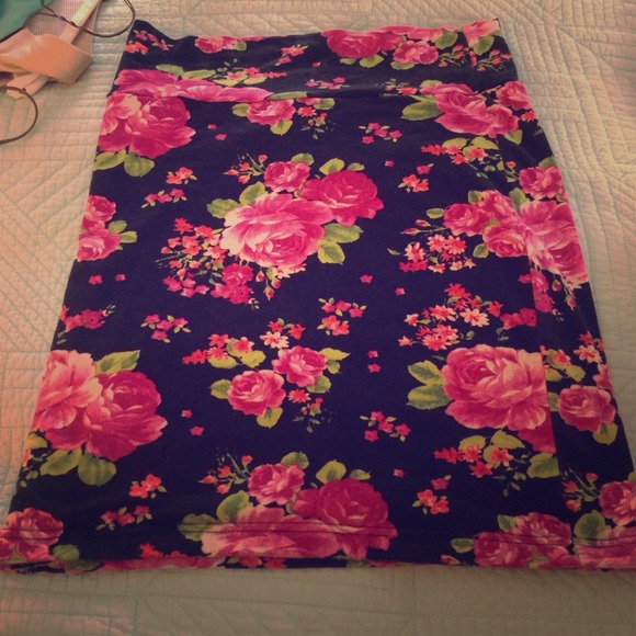 Pac Sun Fitted Rose Skirt!