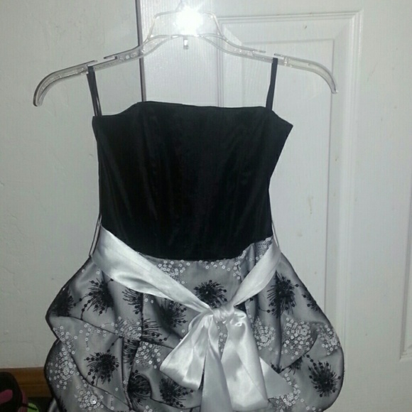 Dress - Picture 2 of 2