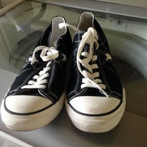 Black converse shoes