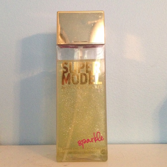 Super model shimmering fragrance mist