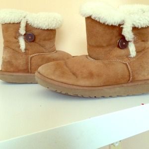 UGG Australia Bailey buttons