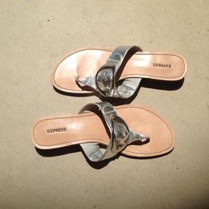 👣Silver flip flops from guess