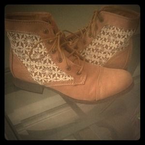 Short lace combat boots