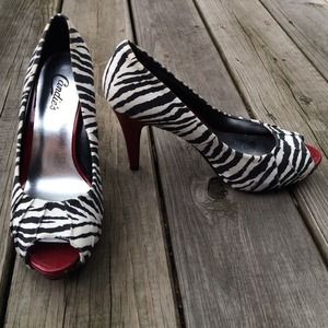 Open-toed Zebra Pumps