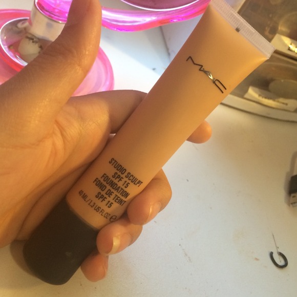 🎉SALE🎉Mac sculpting foundation