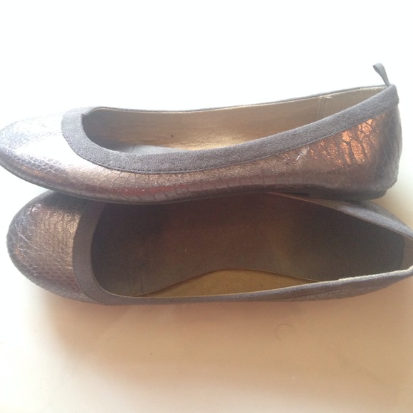 **SOLD** Pewter ballet flats size 9 - Picture 2 of 3