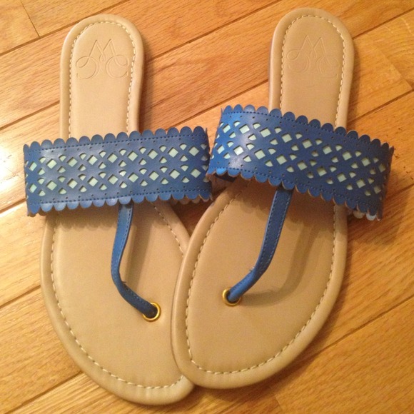 Cute blue sandals, very unique !