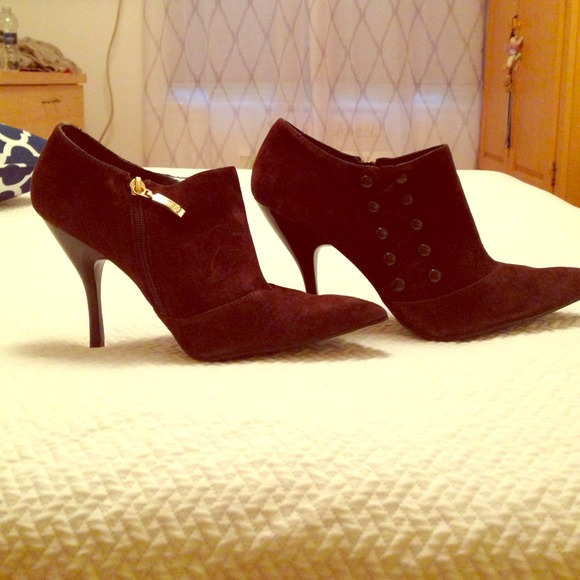 FALL MUST HAVE! Burgundy Guess Heels