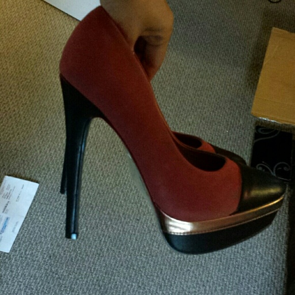 Hot red stiletto heels - Picture 2 of 3