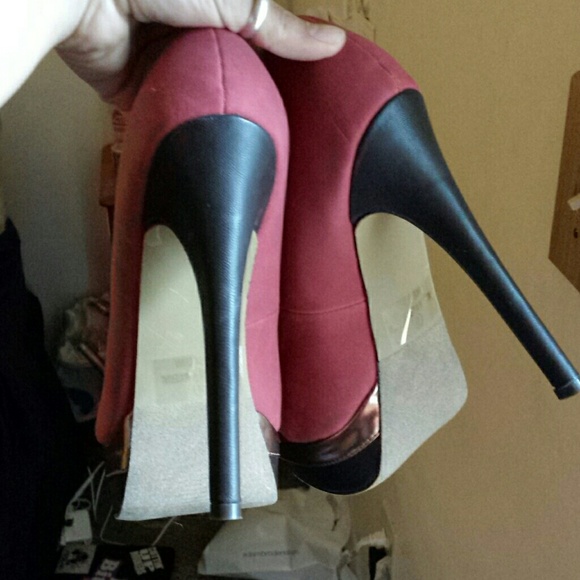 Hot red stiletto heels - Picture 3 of 3