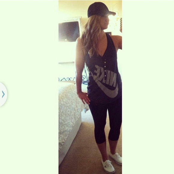 ❌SOLD IN BUNDLE❌Nike tank - Picture 2 of 2