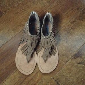 Fringe Steve Madden sandals! 🌞🌼