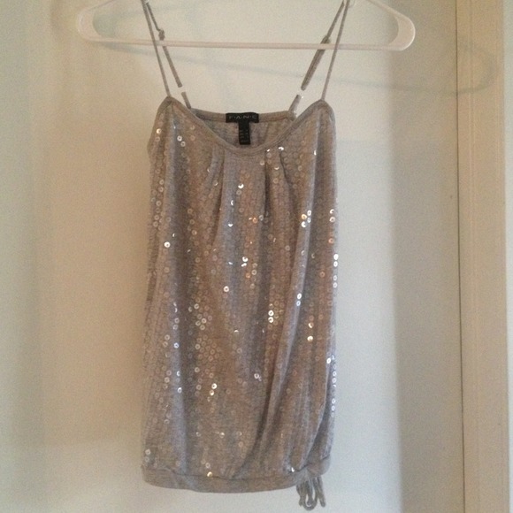 Sequined grey tanktop.