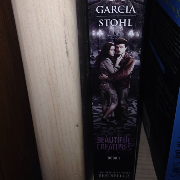 A book : beautiful creatures
