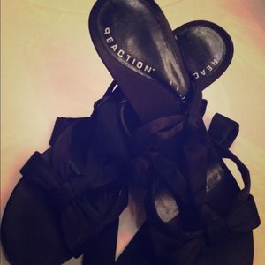 Kenneth Cole Reaction ribbon tie heels