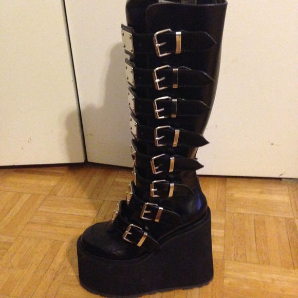 Demonia boots never wore size 7